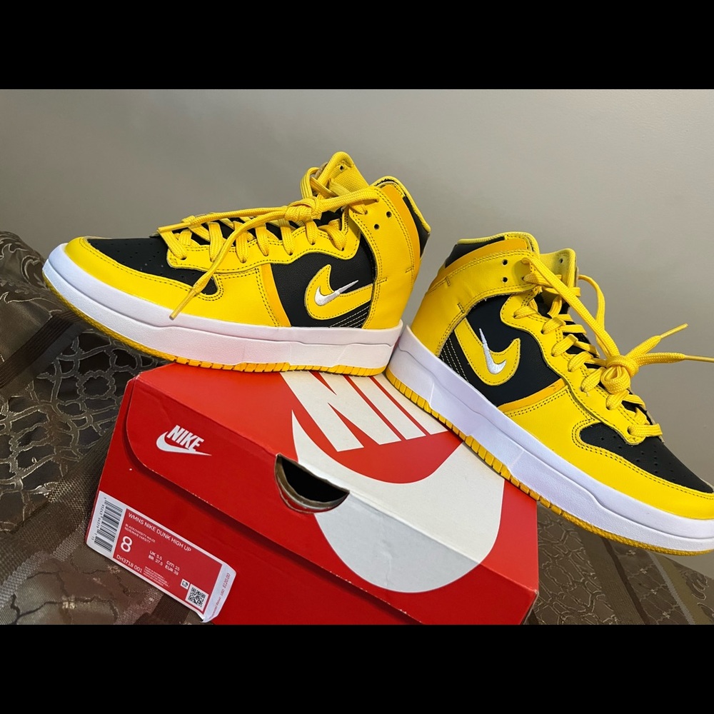 Women’s Nike Dunk High Up size 8